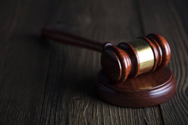 Hukuk ve adalet kavramı. Tokmak - rustik ahşap arka plan hukuk sembolü.