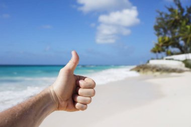 Yaz Barbados adasında. Egzotik tatil. Turkuaz su. Güneşli mavi gökyüzü. Güzel beyaz kum plaj.