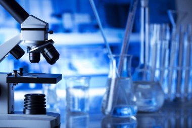 Bilim Laboratuvarı kavramı arka plan. Mikroskop ve laboratuvar cam kompozisyon.