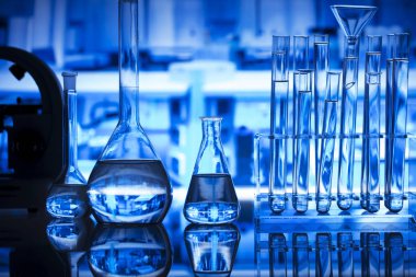 Bilim Laboratuvarı kavramı arka plan. Mikroskop ve laboratuvar cam kompozisyon.