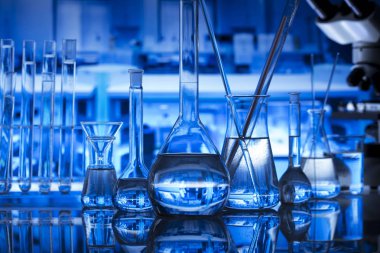 Bilim Laboratuvarı kavramı arka plan. Mikroskop ve laboratuvar cam kompozisyon.