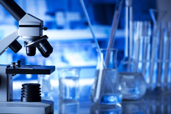 Bilim Laboratuvarı kavramı arka plan. Mikroskop ve laboratuvar cam kompozisyon.