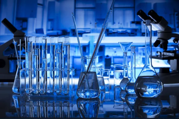 科学实验室概念背景 显微镜和实验室玻璃器皿组合物 — 图库照片