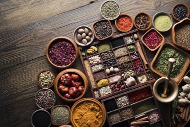 Renkli baharatlar farklı kaseler ahşap masa ayarla..