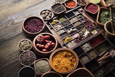 Renkli baharatlar farklı kaseler ahşap masa ayarla..