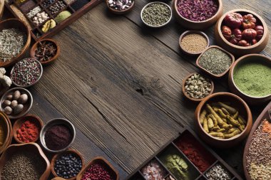 Renkli baharatlar farklı kaseler ahşap masa ayarla..