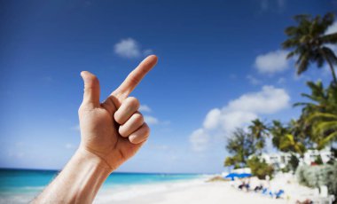 Barbados Adası 'nda yaz. Egzotik tatiller. Palmiye ağaçları. Turkuaz su. Güneşli mavi gökyüzü. Güzel beyaz kumsallar.