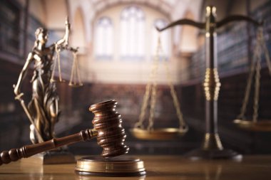 Hukuk ve adalet Tema kortu Kütüphane. Tokmak, ölçek ve Themis heykeli.