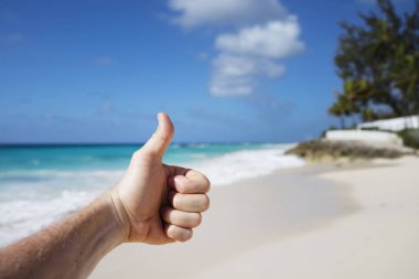 Barbados Adası 'nda yaz. Egzotik tatiller. Palmiye ağaçları. Turkuaz su. Güneşli mavi gökyüzü. Güzel beyaz kumsallar.