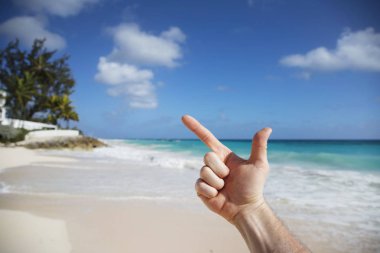 Barbados Adası 'nda yaz. Egzotik tatiller. Palmiye ağaçları. Turkuaz su. Güneşli mavi gökyüzü. Güzel beyaz kumsallar.