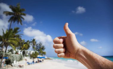 Barbados Adası 'nda yaz. Egzotik tatiller. Palmiye ağaçları. Turkuaz su. Güneşli mavi gökyüzü. Güzel beyaz kumsallar.