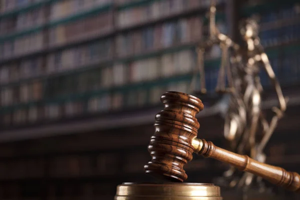 法律和司法主题法院图书馆 法官和 Themis 雕像的木槌 — 图库照片