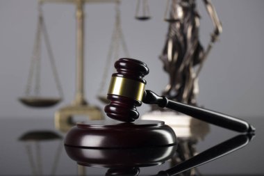 Hukuk Tema tokmak Yargıç, adalet ölçeğini ve gri arka plan üzerinde adalet heykeli.