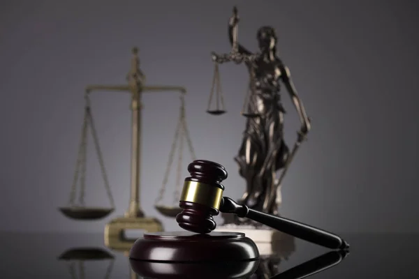 Δίκαιο Θέμα Σφυρί Του Δικαστή Κλίμακα Της Δικαιοσύνης Και Άγαλμα — Φωτογραφία Αρχείου