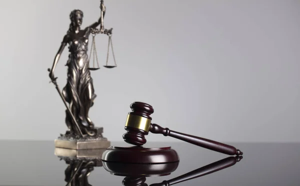 Wet Thema Hamer Van Rechter Het Standbeeld Van Justitie Grijze — Stockfoto