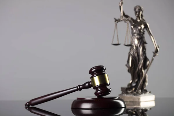法律主题槌法官和正义雕像灰色背景 — 图库照片
