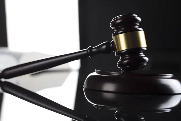 Yargıç Kavramı Tokmak Hukuk Sembol Siyah Arka Plan Üzerine - Stok İmaj