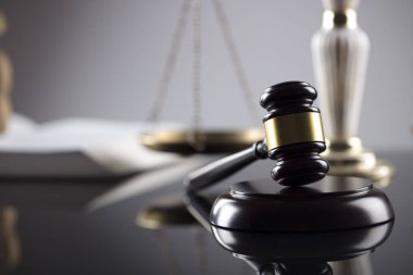 Hukuk ve adalet kavramı. Hakimin tokmak, ölçek Adalet ve gri arka plan üzerinde yasal kodu.