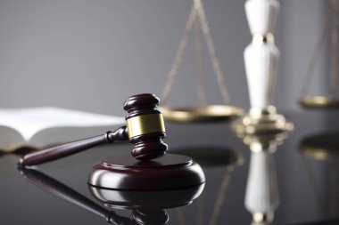 Hukuk ve adalet kavramı. Hakimin tokmak, ölçek Adalet ve gri arka plan üzerinde yasal kodu.