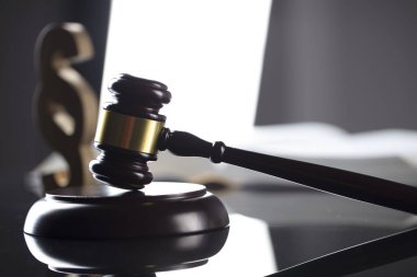 Hukuk ve adalet kavramı. Hakimin tokmak.