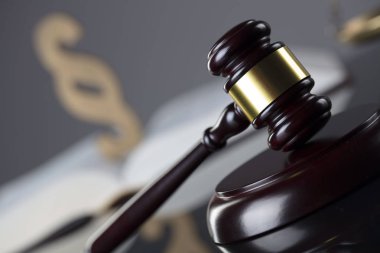 Hukuk ve adalet kavramı. Hakimin tokmak gri arka plan üzerinde.