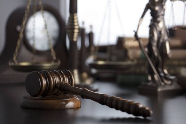 Hukuk tema. Hukuk sembolleri arka plan üzerinde Antik tokmak.