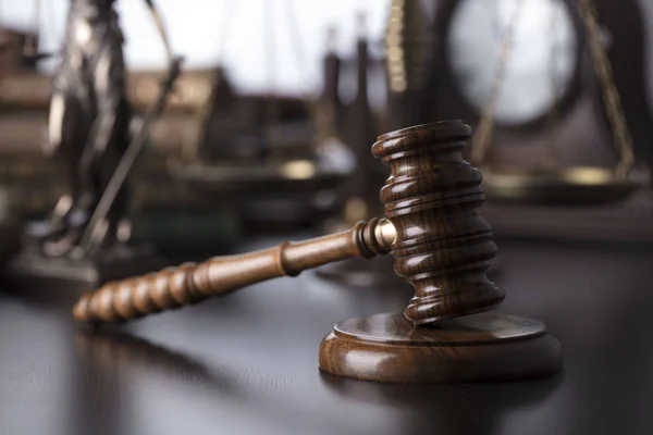 法律テーマ 法律のシンボルの背景にアンティークの小槌 — ストック写真