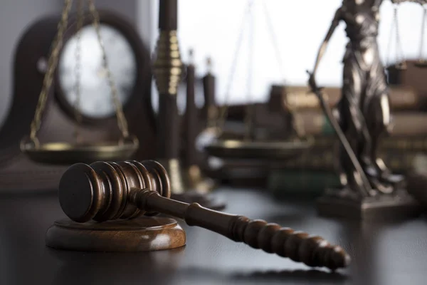 法律主题 古色古香的木槌在法律标志背景 — 图库照片