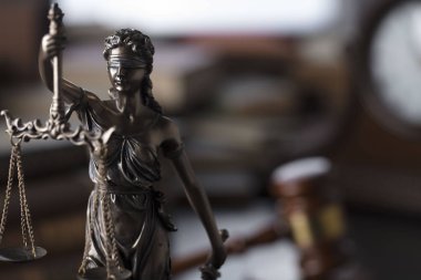 Yargıçlar tokmak ve hukuk ve adalet Themis heykeli sembolleri.