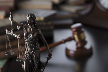 Yargıçlar tokmak ve hukuk ve adalet Themis heykeli sembolleri.