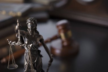 Yargıçlar tokmak ve hukuk ve adalet Themis heykeli sembolleri.