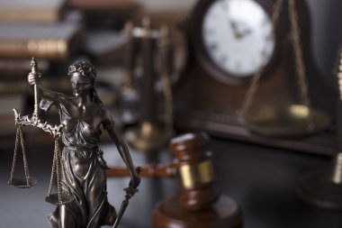 Yargıçlar tokmak ve hukuk ve adalet Themis heykeli sembolleri.