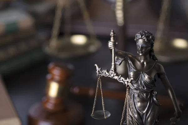 裁判官小槌と法律と正義のテミス像記号 — ストック写真