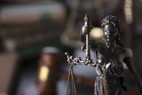 Судьи Молоток Фемида Статуя Символы Закона Справедливости — стоковое фото
