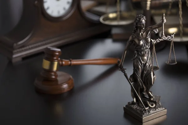 法官槌和 Themis 雕像象征法律和正义 — 图库照片