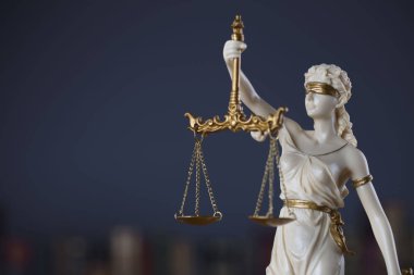 Hukuk adalet kavramı. Bayan adalet heykeli - Themis.