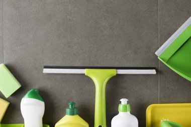 Ev ve ofis Tema kadar temizleme. Renkli temizlik ürünleri gri Fayanslarda ayarlayın. arka plan. Üstten görünüm. Logo, metin veya tipografi için yer.