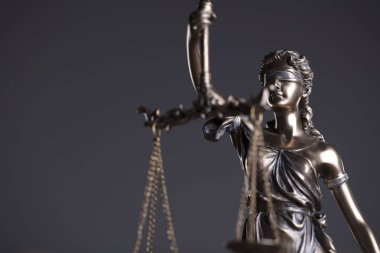 Muhasebe Dairesi. Themis ve ahşap masa üzerinde yasal kitaplar.