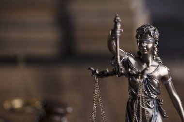 Muhasebe Dairesi. Themis ve ahşap masa üzerinde yasal kitaplar.