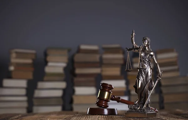 弁護士事務所 テミス 木製の机の上の法律関係の書籍 — ストック写真