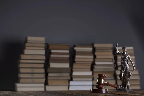 Escritório Advogados Gavel Themis Livros Legais Sobre Mesa Madeira — Fotografia de Stock