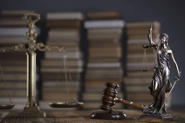 律师事务所木制桌子上的槌 Themis 和法律书籍 — 图库照片