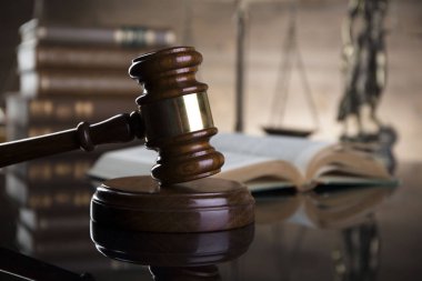 Hukuk tema. Thems, tokmak, siyastlei ve kahverengi zemin üzerinde yasal kitaplar.