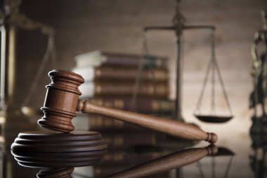 Hukuk tema. Thems, tokmak, siyastlei ve kahverengi zemin üzerinde yasal kitaplar.