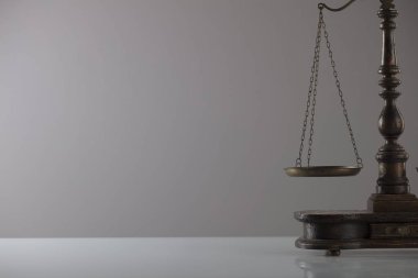 Adalet kavramı. Antika arka planı gri ölçekte.