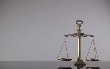 Adalet kavramı. Antika arka planı gri ölçekte.