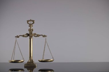 Adalet kavramı. Antika arka planı gri ölçekte.