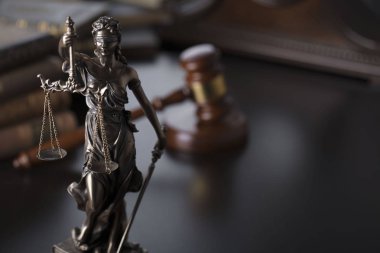 Adalet kavramı. Adalet Yargıç ofiste Themis heykeli.