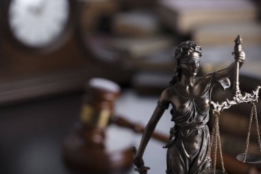 Adalet kavramı. Adalet Yargıç ofiste Themis heykeli.