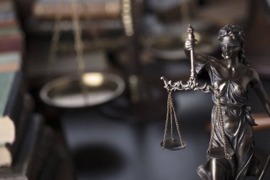 Adalet kavramı. Adalet Yargıç ofiste Themis heykeli.